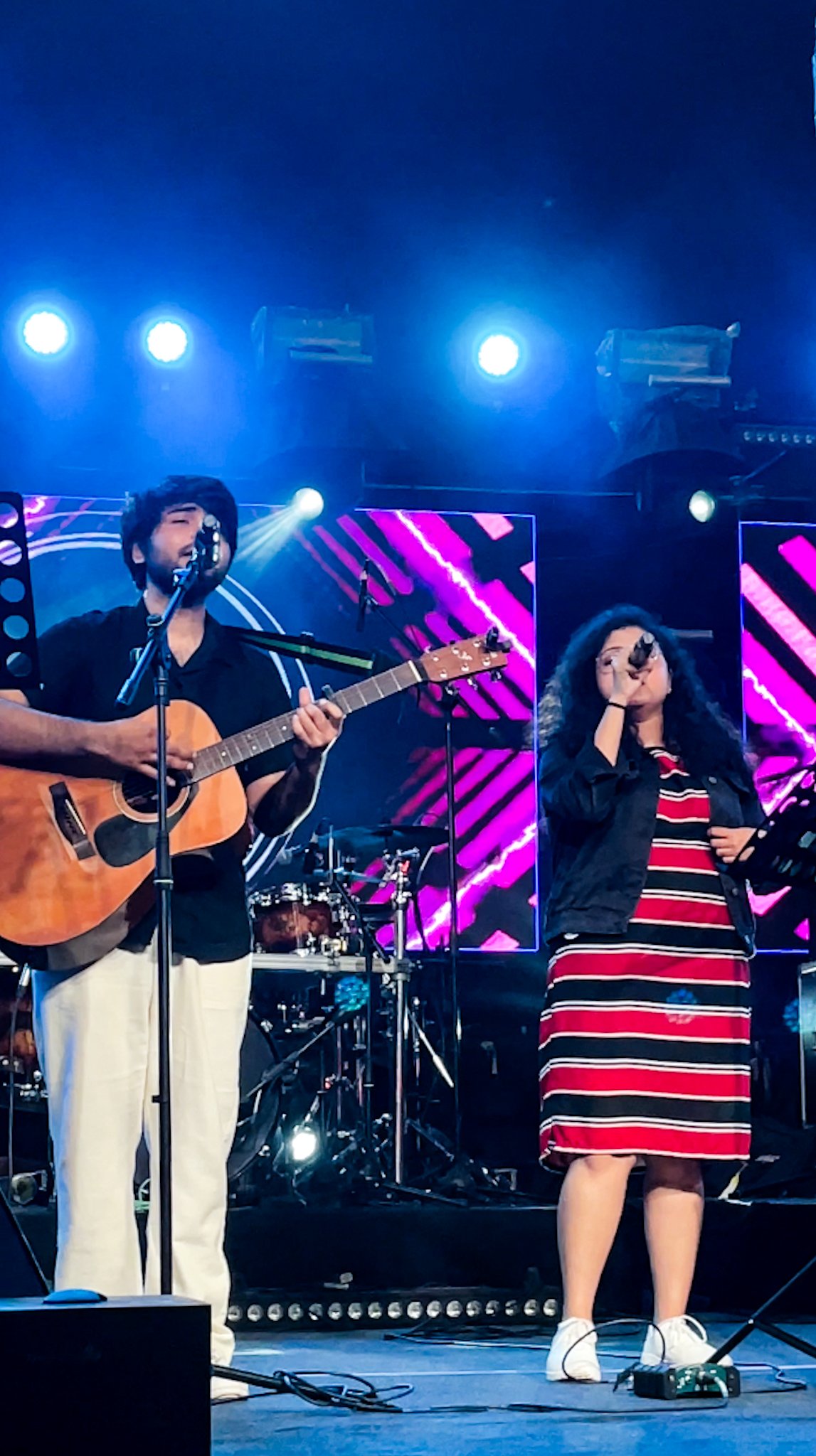 Acoustic duet in an intimate space